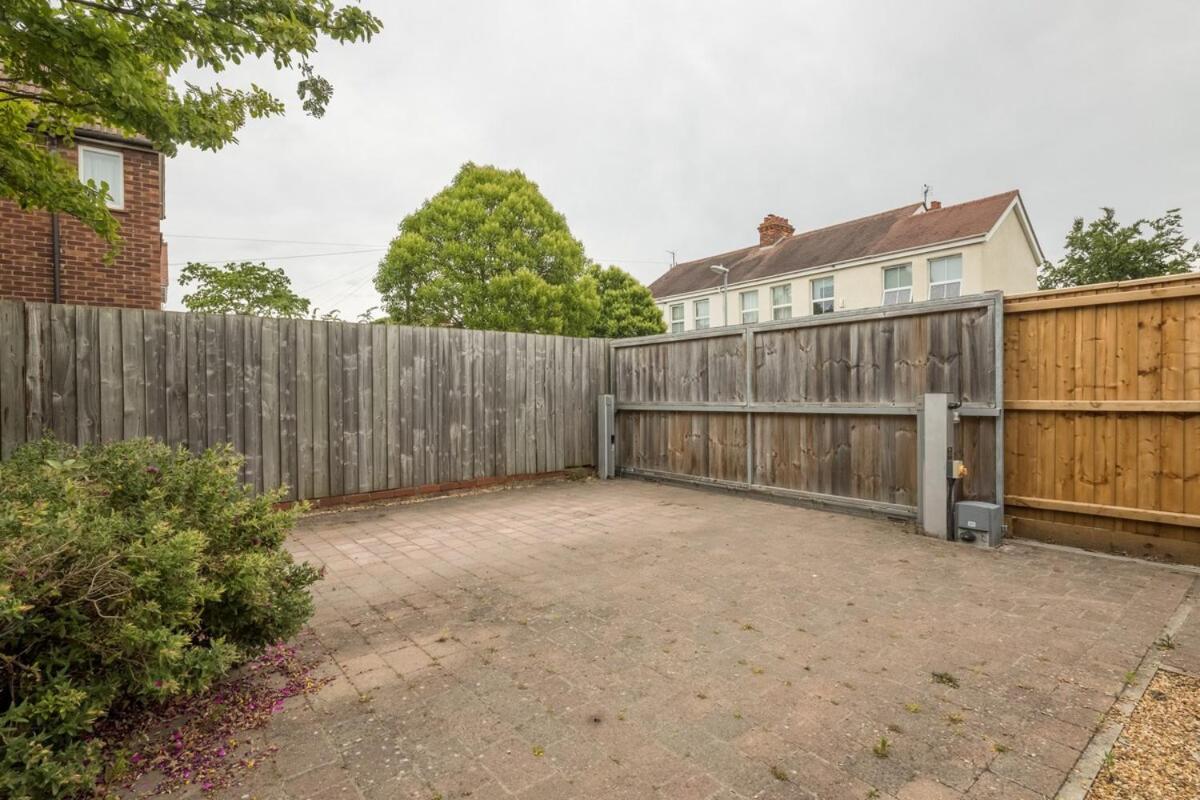 Large 4 Bedroom Home With Garden And Free Parking CBG Exterior foto