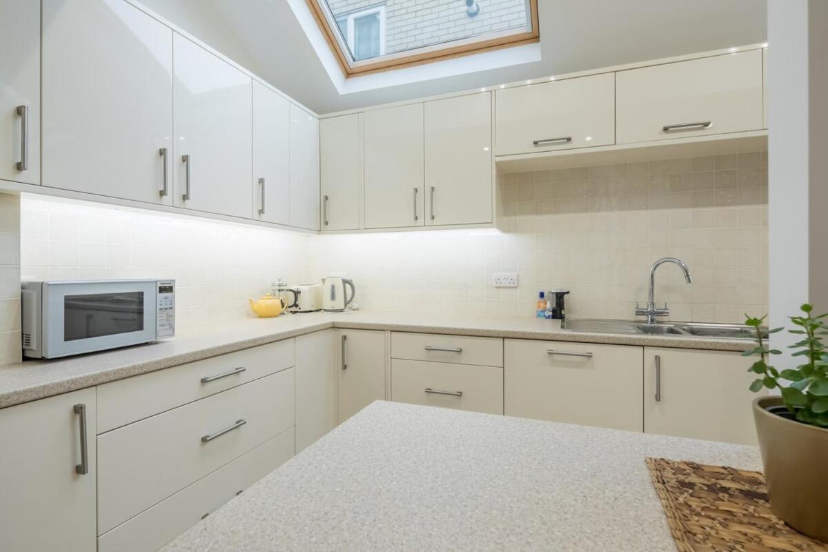 Large 4 Bedroom Home With Garden And Free Parking CBG Exterior foto