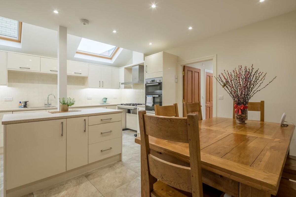Large 4 Bedroom Home With Garden And Free Parking CBG Exterior foto