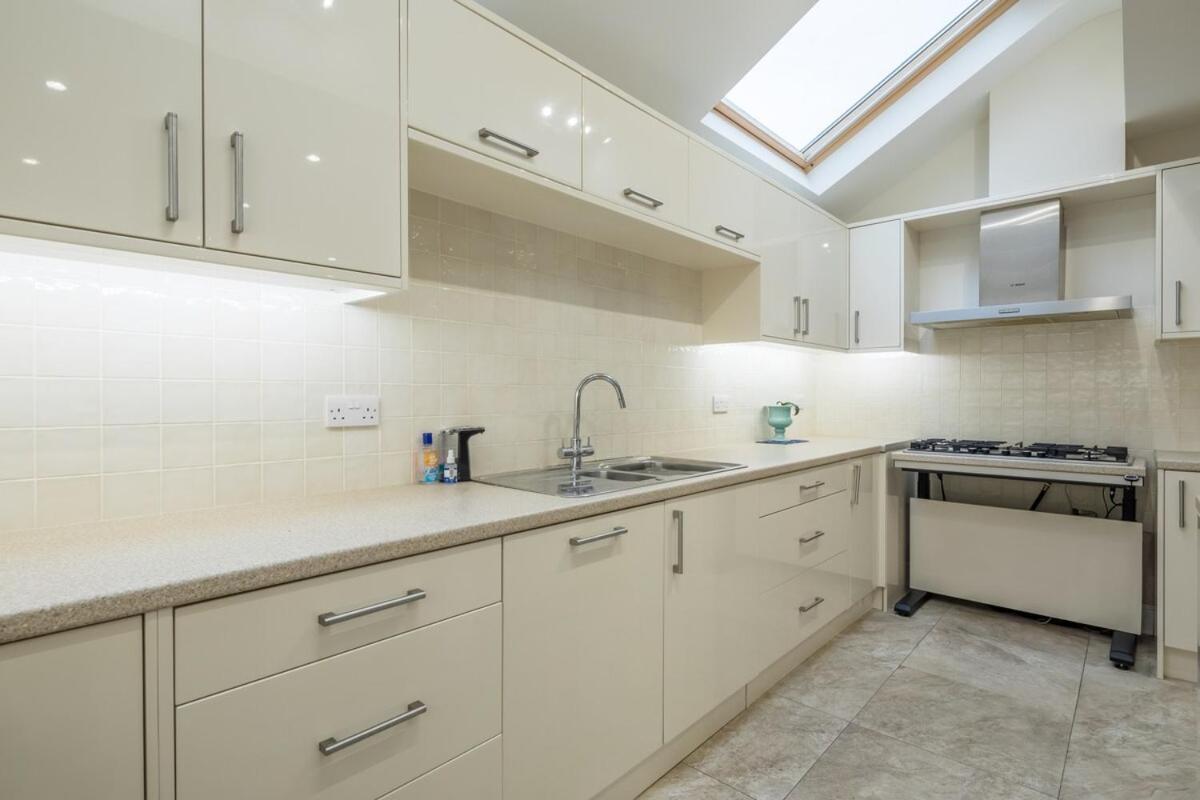 Large 4 Bedroom Home With Garden And Free Parking CBG Exterior foto