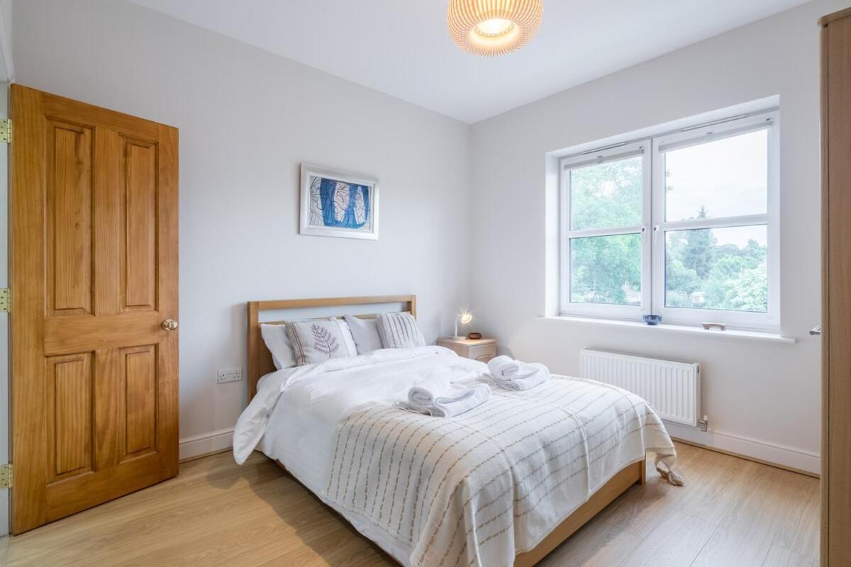 Large 4 Bedroom Home With Garden And Free Parking CBG Exterior foto