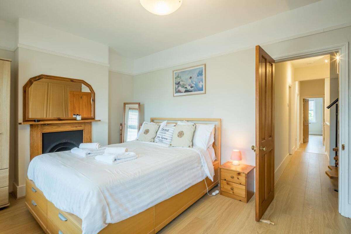 Large 4 Bedroom Home With Garden And Free Parking CBG Exterior foto