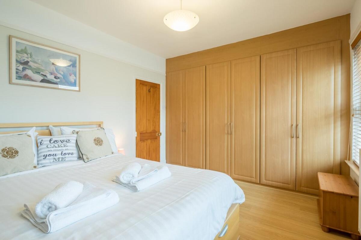 Large 4 Bedroom Home With Garden And Free Parking CBG Exterior foto