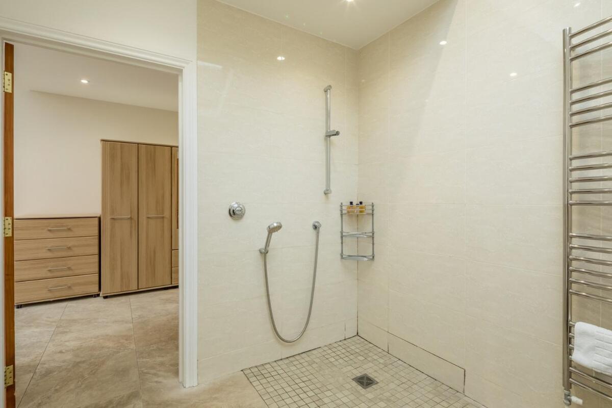 Large 4 Bedroom Home With Garden And Free Parking CBG Exterior foto